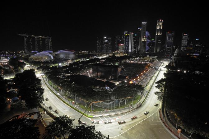Il serpentone di vetture sul tracciato notturno di Singapore. Ap